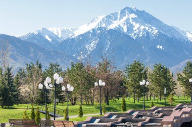 Kazakistan, erken bahar. Ülkenin ilk başkanı Park. Central park güneşli gün. güzel yeşil park