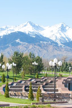 Kazakistan, erken bahar. Ülkenin ilk başkanı Park. Central park güneşli gün. güzel yeşil park