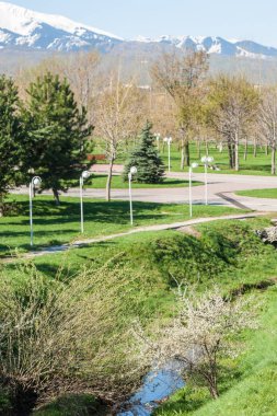 Kazakistan, erken bahar. Ülkenin ilk başkanı Park. Central park güneşli gün. güzel yeşil park