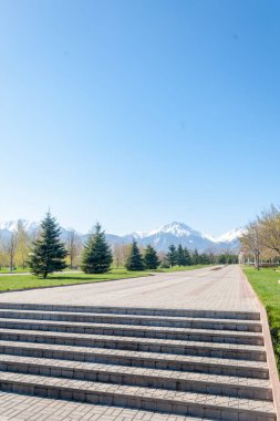 Kazakistan, erken bahar. Ülkenin ilk başkanı Park. Central park güneşli gün. güzel yeşil park