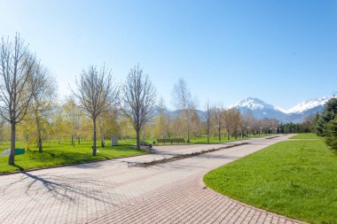 Kazakistan, erken bahar. Ülkenin ilk başkanı Park. Central park güneşli gün. güzel yeşil park