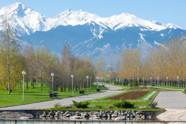 Kazakistan, erken bahar. Ülkenin ilk başkanı Park. Central park güneşli gün. güzel yeşil park