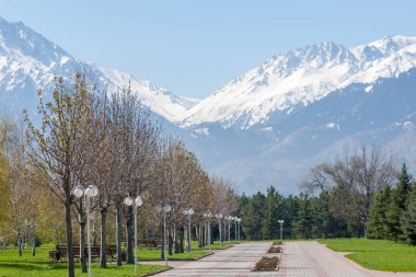 Kazakistan, erken bahar. Ülkenin ilk başkanı Park. Central park güneşli gün. güzel yeşil park