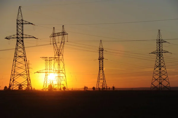 Hochspannungsfreileitung Energiesäulen Bei Sonnenuntergang Morgengrauen Hochspannung — Stockfoto