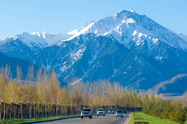 2015 Almaty Cazaquistão Rua Farabi Tien Shan Mountains Early Spring — Fotografia de Stock