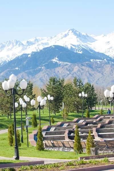 Kazakistan, erken bahar. Ülkenin ilk başkanı Park. Central park güneşli gün. güzel yeşil park