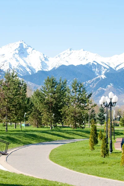 Kazakistan, erken bahar. Ülkenin ilk başkanı Park. Central park güneşli gün. güzel yeşil park