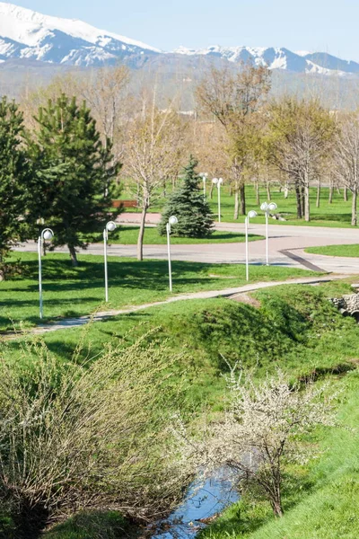 Kazakistan, erken bahar. Ülkenin ilk başkanı Park. Central park güneşli gün. güzel yeşil park