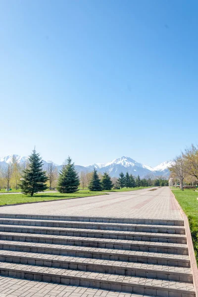 Kazachstan Wczesną Wiosną Park Pierwszego Prezydenta Kraju Central Park Słoneczny — Zdjęcie stockowe