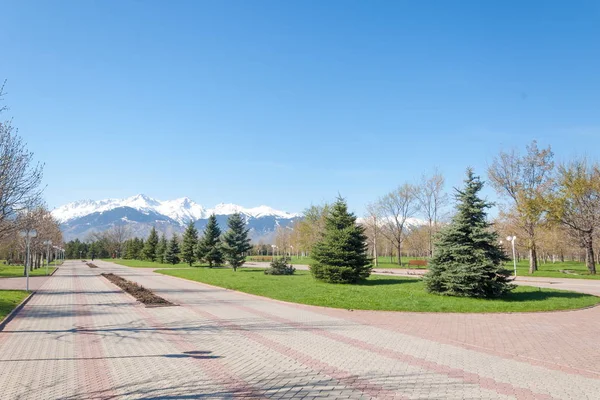 Kazakistan, erken bahar. Ülkenin ilk başkanı Park. Central park güneşli gün. güzel yeşil park