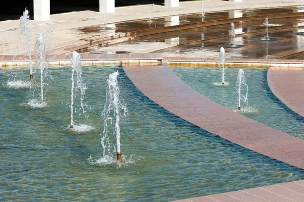 Kazakistan, erken bahar. Ülkenin ilk başkanı Park. Central park güneşli gün. güzel yeşil park