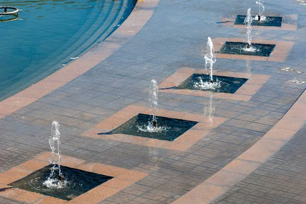 Kazakistan, erken bahar. Ülkenin ilk başkanı Park. Central park güneşli gün. güzel yeşil park