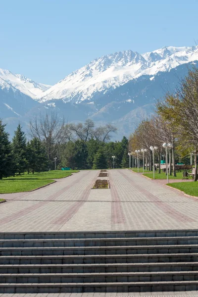 Kazakistan, erken bahar. Ülkenin ilk başkanı Park. Central park güneşli gün. güzel yeşil park
