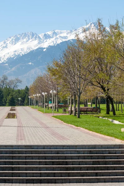 Kazakistan, erken bahar. Ülkenin ilk başkanı Park. Central park güneşli gün. güzel yeşil park