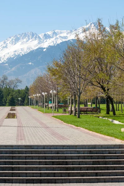 Kazachstan Wczesną Wiosną Park Pierwszego Prezydenta Kraju Central Park Słoneczny — Zdjęcie stockowe