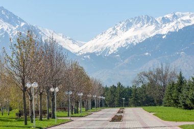 Kazakistan, erken bahar. Ülkenin ilk başkanı Park. Central park güneşli gün. güzel yeşil park