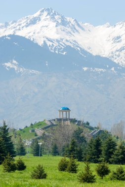 Kazakistan, erken bahar. Ülkenin ilk başkanı Park. Central park güneşli gün. güzel yeşil park