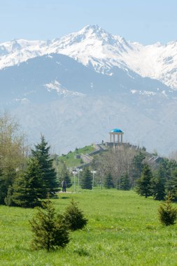 Kazakistan, erken bahar. Ülkenin ilk başkanı Park. Central park güneşli gün. güzel yeşil park