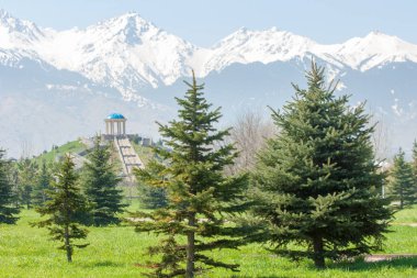 Kazakistan, erken bahar. Ülkenin ilk başkanı Park. Central park güneşli gün. güzel yeşil park