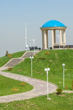 Kazakistan, erken bahar. Ülkenin ilk başkanı Park. Central park güneşli gün. güzel yeşil park