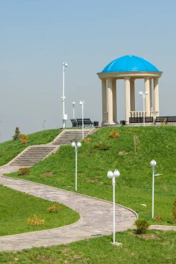 Kazakistan, erken bahar. Ülkenin ilk başkanı Park. Central park güneşli gün. güzel yeşil park