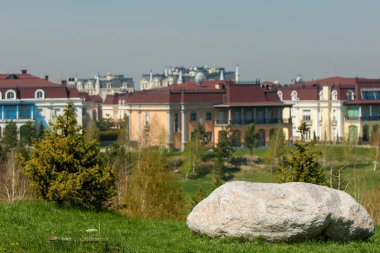 Kazakistan, erken bahar. Ülkenin ilk başkanı Park. Central park güneşli gün. güzel yeşil park