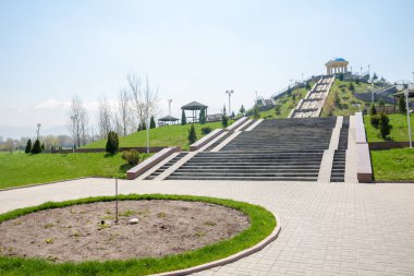 Kazakistan, erken bahar. Ülkenin ilk başkanı Park. Central park güneşli gün. güzel yeşil park