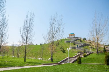 Kazakistan, erken bahar. Ülkenin ilk başkanı Park. Central park güneşli gün. güzel yeşil park