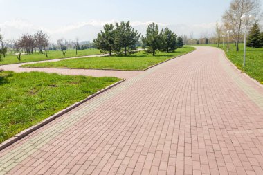 Kazakistan, erken bahar. Ülkenin ilk başkanı Park. Central park güneşli gün. güzel yeşil park