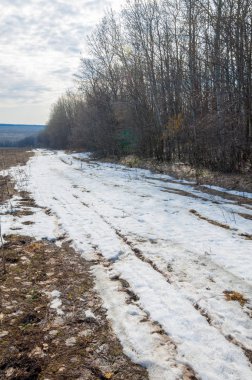 Bahar son kar. Toprak yolun son kar ile kaplı. Bu yıl harika zaman