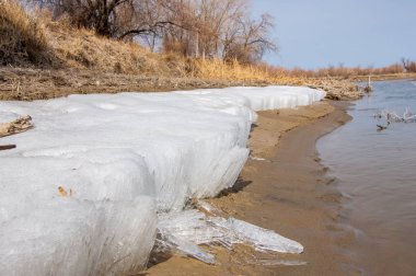nehir son buz. Son buz parçası. son buz Ili Nehri üzerinde iğne. Orta Asya, Kazakistan bozkırlarında