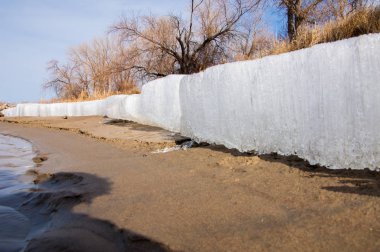 nehir son buz. Son buz parçası. son buz Ili Nehri üzerinde iğne. Orta Asya, Kazakistan bozkırlarında