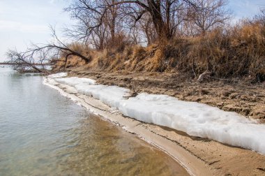 nehir son buz. Son buz parçası. son buz Ili Nehri üzerinde iğne. Orta Asya, Kazakistan bozkırlarında