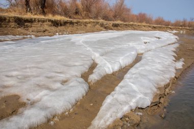 nehir son buz. Son buz parçası. son buz Ili Nehri üzerinde iğne. Orta Asya, Kazakistan bozkırlarında