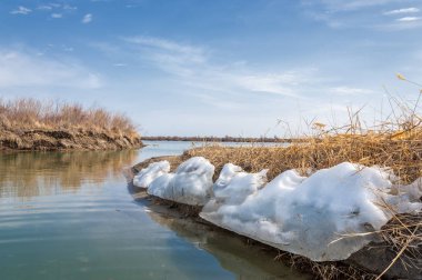 nehir son buz. Son buz parçası. son buz Ili Nehri üzerinde iğne. Orta Asya, Kazakistan bozkırlarında