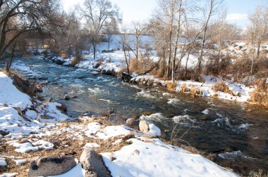 su küçük bir nehir erken ilkbahar akarsu. Bahar sahne. donmuş bir dere ile dağ manzarası