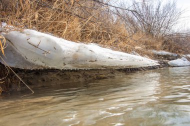 nehir son buz. Son buz parçası. son buz Ili Nehri üzerinde iğne. Orta Asya, Kazakistan bozkırlarında