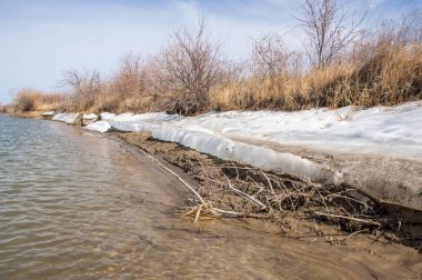 nehir son buz. Son buz parçası. son buz Ili Nehri üzerinde iğne. Orta Asya, Kazakistan bozkırlarında