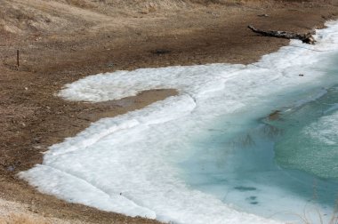 nehir son buz. Son buz parçası. son buz Ili Nehri üzerinde iğne. Orta Asya, Kazakistan bozkırlarında