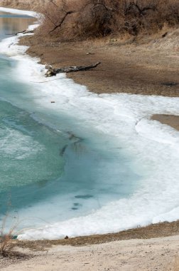 nehir son buz. Son buz parçası. son buz Ili Nehri üzerinde iğne. Orta Asya, Kazakistan bozkırlarında