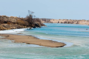 nehir son buz. Son buz parçası. son buz Ili Nehri üzerinde iğne. Orta Asya, Kazakistan bozkırlarında