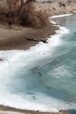 nehir son buz. Son buz parçası. son buz Ili Nehri üzerinde iğne. Orta Asya, Kazakistan bozkırlarında