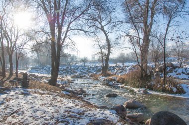 su küçük bir nehir erken ilkbahar akarsu. Bahar sahne. donmuş bir dere ile dağ manzarası