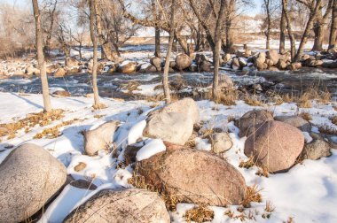 su küçük bir nehir erken ilkbahar akarsu. Bahar sahne. donmuş bir dere ile dağ manzarası