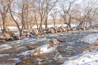 su küçük bir nehir erken ilkbahar akarsu. Bahar sahne. donmuş bir dere ile dağ manzarası