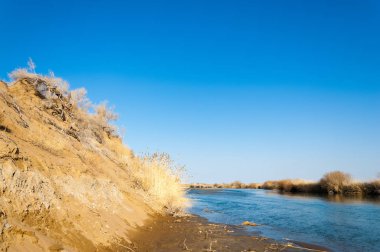 bahar bozkır nehirde. nehir sazlık ile büyümüş. saf zümrüt sudur