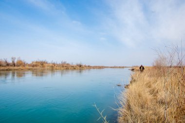 bahar bozkır nehirde. nehir sazlık ile büyümüş. saf zümrüt sudur
