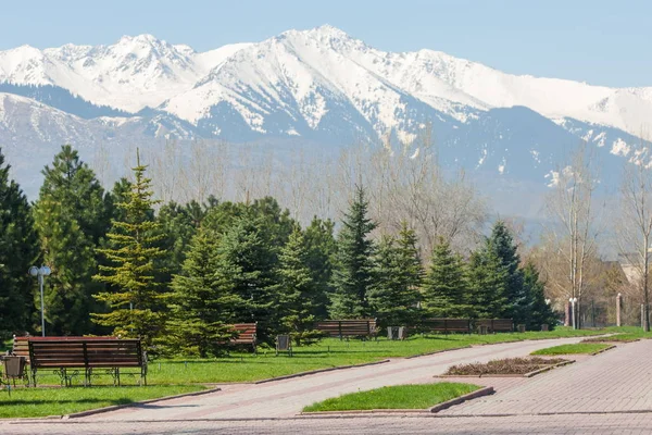 Kazakistan, erken bahar. Ülkenin ilk başkanı Park. Central park güneşli gün. güzel yeşil park