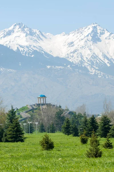 Kazakistan, erken bahar. Ülkenin ilk başkanı Park. Central park güneşli gün. güzel yeşil park