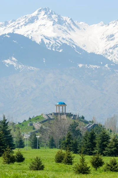 Kazakistan, erken bahar. Ülkenin ilk başkanı Park. Central park güneşli gün. güzel yeşil park
